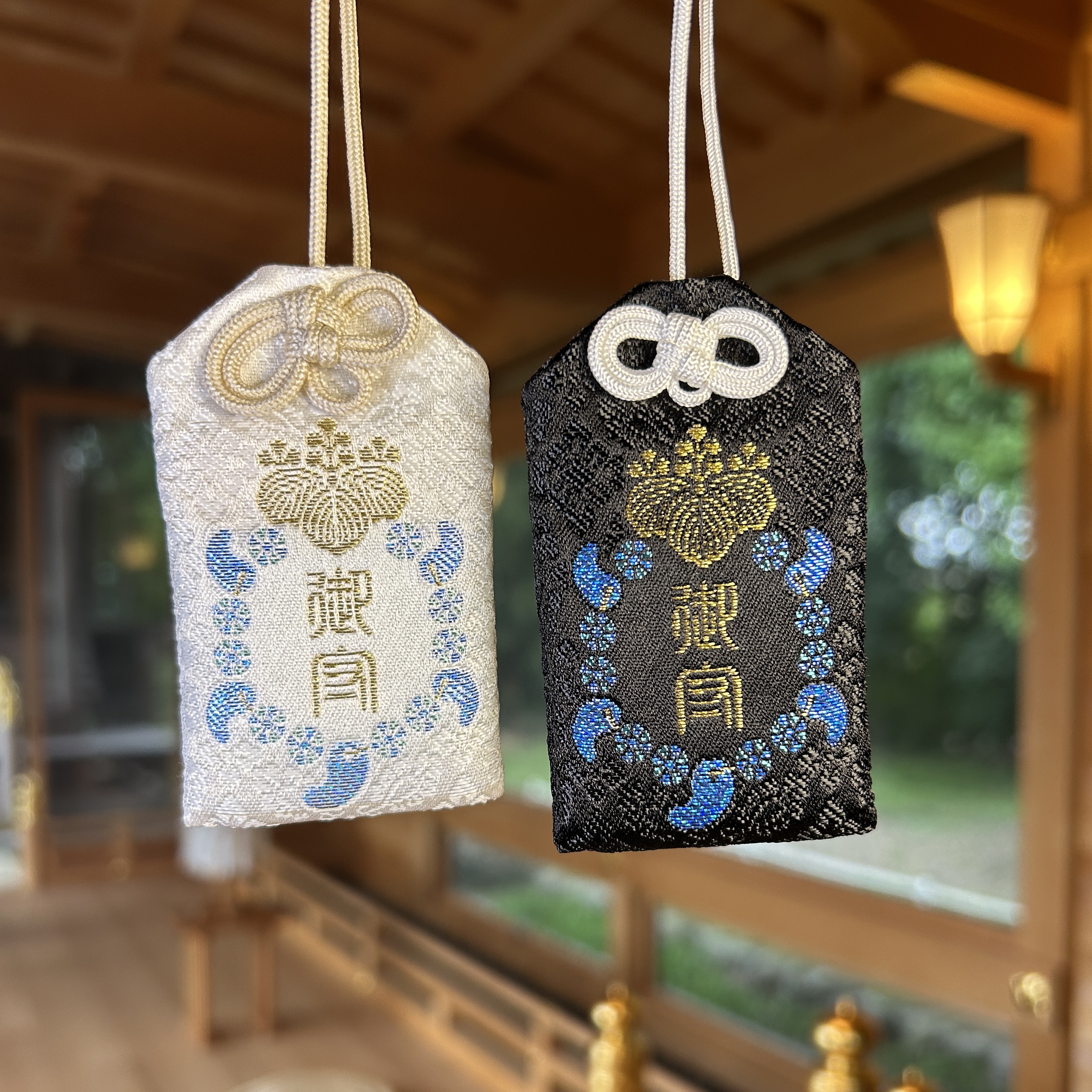 宝石の糸で織りあげた御守（白）