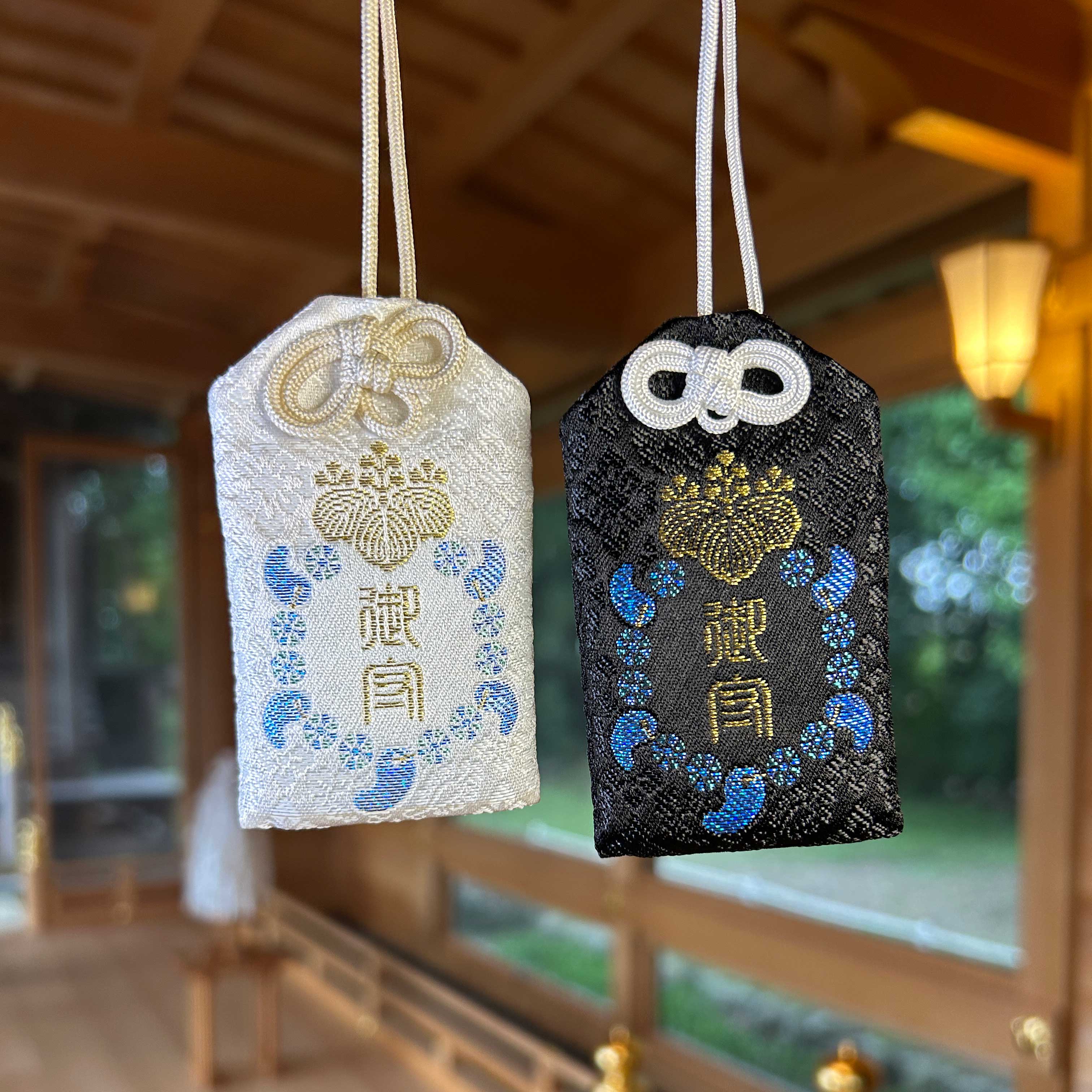 宝石の糸で織りあげた御守（黒）